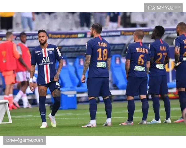 拜仁防线问题持续暴露,球队防守稳定性对赛季争冠形势产生影响 拜仁防线问题持续暴露,球队防守稳定性对赛季争冠形势产生影响