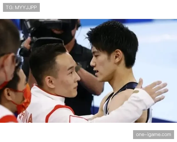 肖若腾比赛场下宠娃模式全开,谁能想到球场上那么凶悍? 肖若腾比赛场下宠娃模式全开,谁能想到球场上那么凶悍?