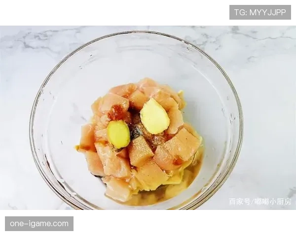 谌龙训练完顺手啃个鸡胸肉，这自律看得我晚饭都不敢点炸鸡了